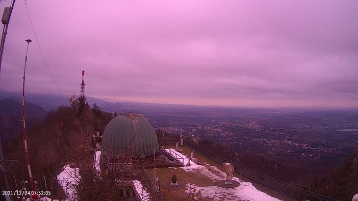 Alba rosata sui cieli di Varese, la foto è uno spettacolo: «E' l'effetto della polvere del Sahara»