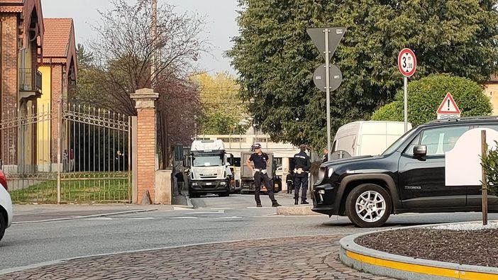 Gallarate: camion incastrato nel sottopasso di via Venegoni Gallarate: camion incastrato nel sottopasso di via Venegoni