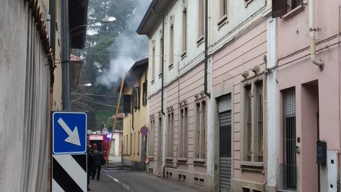 Fiamme a Cassano Magnago, 18enne sfugge all’incendio della sua casa