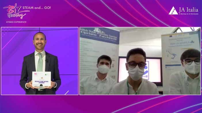 Il premio agli studenti di terza del "Facchinetti" Il premio agli studenti di terza del "Facchinetti"