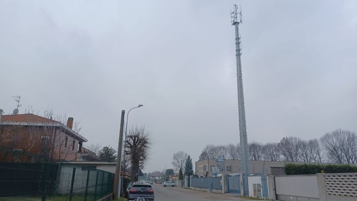 Olgiate: prosegue la raccolta firme contro l'antenna di via Goito. Duecento no e la richiesta di un regolamento
