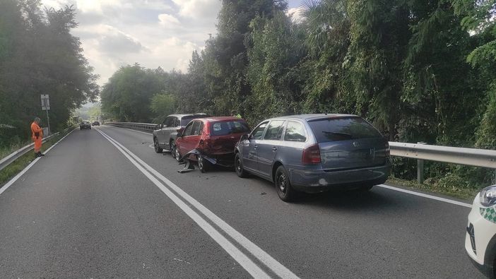 Varese, scontro fra più auto in via Autostrada: soccorse cinque persone, tra loro due bambini Varese, scontro fra più auto in via Autostrada: soccorse cinque persone, tra loro due bambini