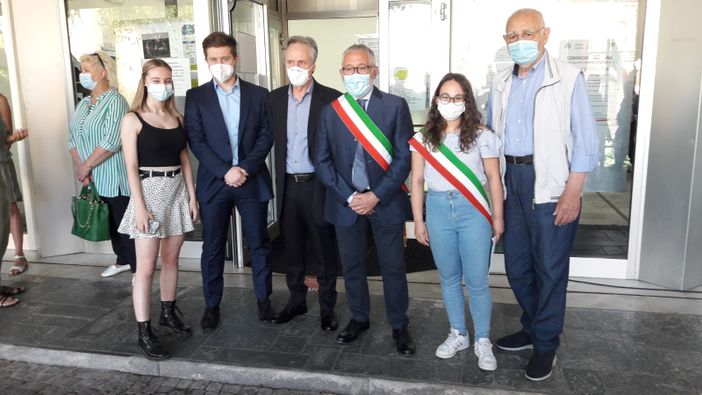 La famiglia di Laura Prati con il sindaco, la sindaca del Consiglio dei Ragazzi e l'ex vicesindaco Iametti. In fondo: altre immagini della cerimonia e, in video, parte del discorso del primo cittadino La famiglia di Laura Prati con il sindaco, la sindaca del Consiglio dei Ragazzi e l'ex vicesindaco Iametti. In fondo: altre immagini della cerimonia e, in video, parte del discorso del primo cittadino