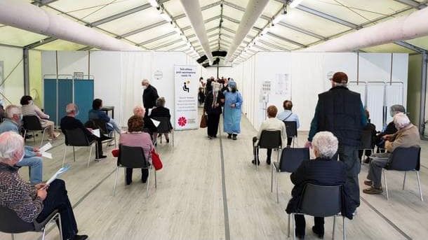 Covid, la richiesta di Astuti: «Riattivare il centro vaccinale della Schiranna e il punto tamponi alle Fontanelle»