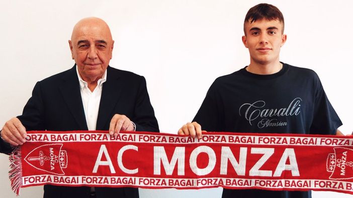 Leonardo Colombo, classe 2005, con Adriano Galliani nella foto ufficiale del Monza