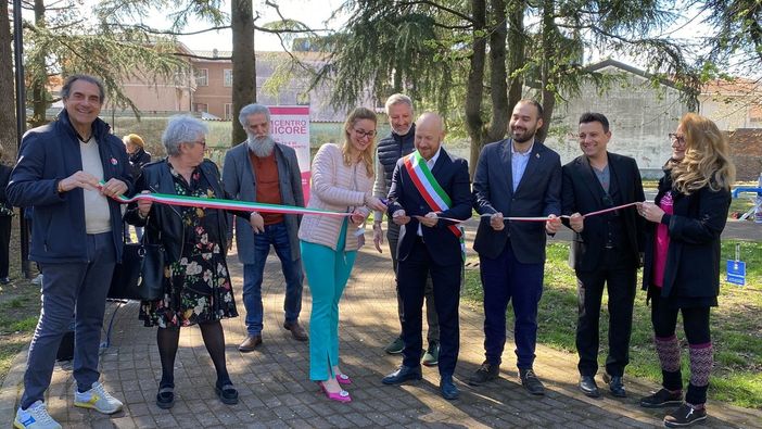 FOTO E VIDEO. Inaugurata a Fagnano la piazzetta dei diritti. Quattro panchine per dire che «siamo tutti uguali»