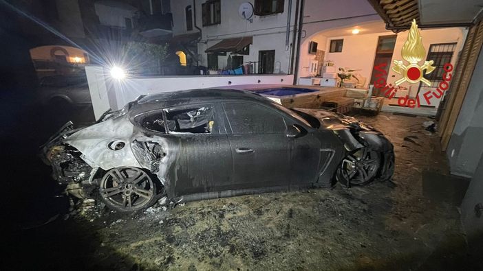 Auto in fiamme in un cortile nel Comasco: tre persone soccorse dopo aver inalato fumo Auto in fiamme in un cortile nel Comasco: tre persone soccorse dopo aver inalato fumo