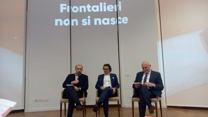 Salvatore Giallo, al centro, autore del libro "Frontalieri non si naasce" Salvatore Giallo, al centro, autore del libro "Frontalieri non si naasce"