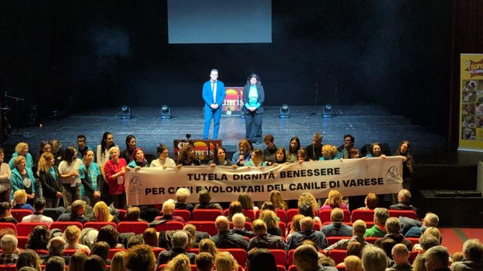 Successo per la serata di beneficenza a favore del canile di Varese: i volontari chiedono tutela e dignità per animali e operatori