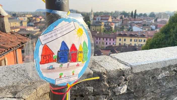 I cartelli pieni di "meraviglia" lasciati dai bimbi dell'asilo Vasconi per le strade di Besozzo