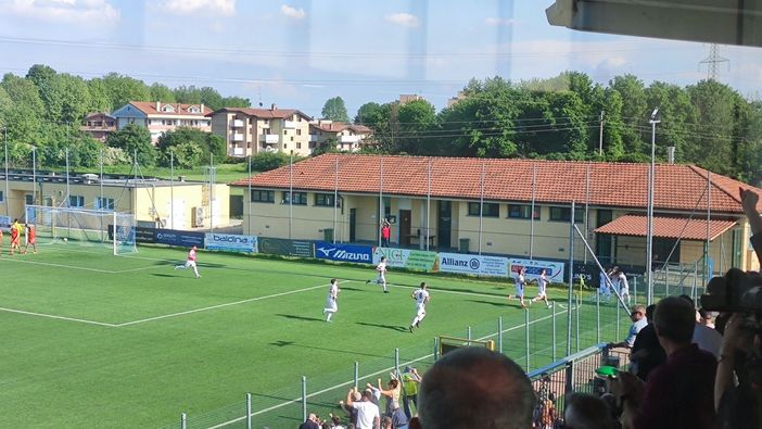 Corno-gol porta in finale la Caronnese, sotto la gioia degli uomini di Ferri (foto IlSaronno.it)