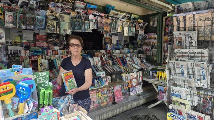 La signora Rosa nell'edicola Dobedo in via Bernardino Luini