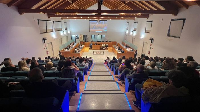 Il Consiglio comunale di Gallarate in cui si è discusso del Remigration Summit è stato segnato da polemiche e contestazioni Il Consiglio comunale di Gallarate in cui si è discusso del Remigration Summit è stato segnato da polemiche e contestazioni