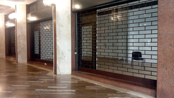 Vetrine vuote in Galleria Manzoni