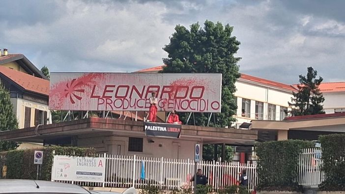 L'azione di protesta dei militanti pro Palestina alla Leonardo di Sesto Calende