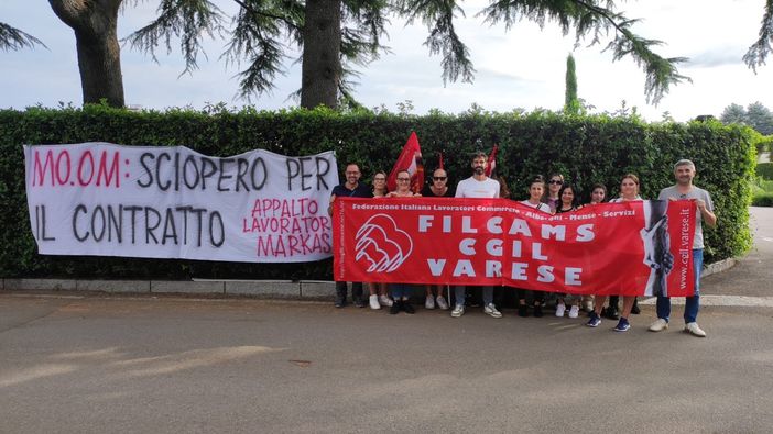 La protesta dei lavoratori all'hotel Mo.Om di Olgiate Olona