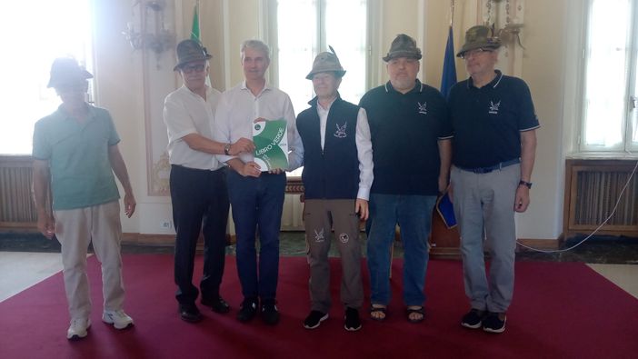 Più di 60mila ore spese e oltre 220mila euro raccolti: le bellissime pagine del "Libro verde della solidarietà" degli alpini varesini