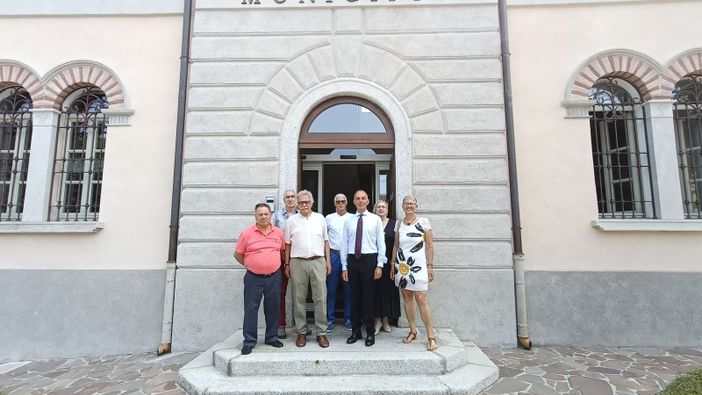 Il sindaco Matteo Sambo con gli altri componenti della giunta comunale di Buguggiate Il sindaco Matteo Sambo con gli altri componenti della giunta comunale di Buguggiate