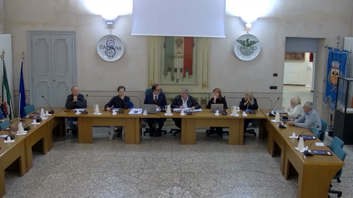 Un'immagine della seduta del consiglio comunale di Laveno del 24 settembre