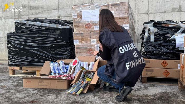 Sequestrate a Milano oltre 1,2 tonnellate di fuochi d'artificio illegali