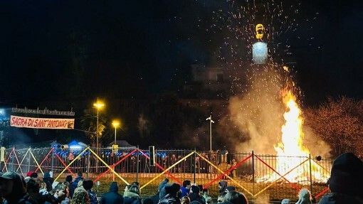 Il falò di Sant'Antonio a Besozzo dello scorso anno Il falò di Sant'Antonio a Besozzo dello scorso anno