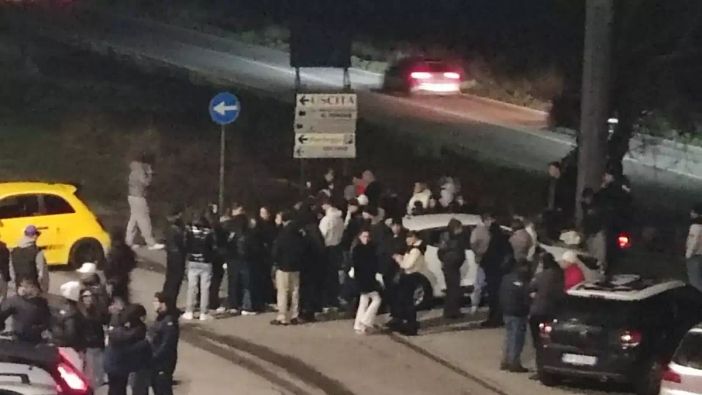 Gli amici di Emanuele e Michele sabato sera sul luogo del tragico incidente stradale (foto tratta da IlSaronno.it)