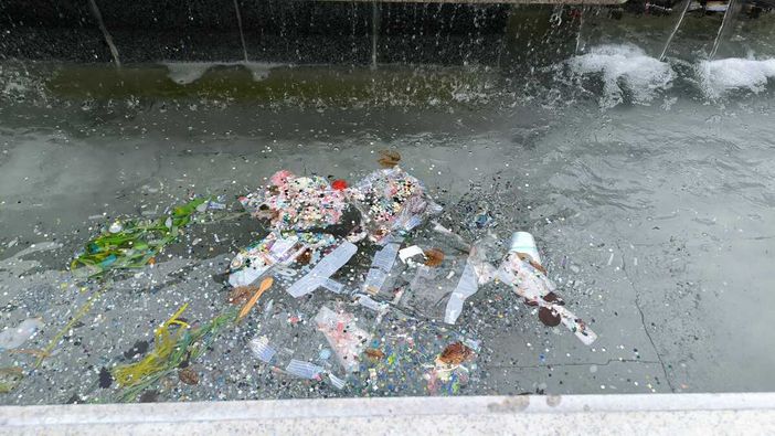 LA FOTO.  Siamo in Quaresima, ma non per gli incivili