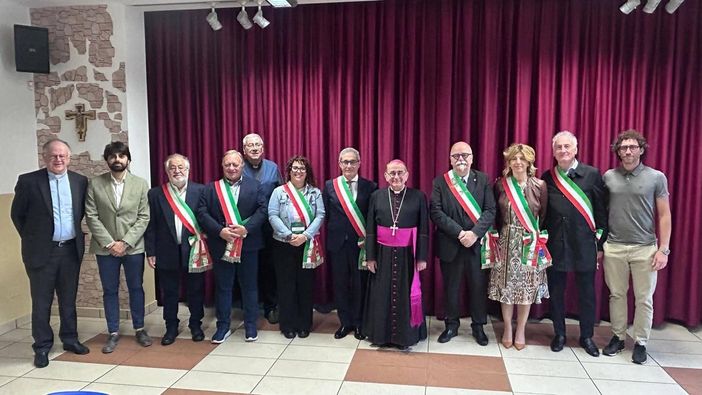 Monsignor Delpini con i sindaci della Valceresio (foto dalla pagina Facebook Uniti per Arcisate) Monsignor Delpini con i sindaci della Valceresio (foto dalla pagina Facebook Uniti per Arcisate)