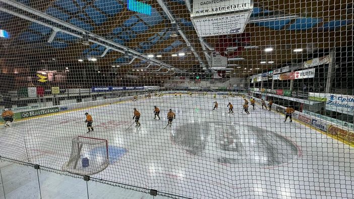 La festa dei Mastini a fine partita ad Appiano: grazie all'anonimo cuore giallonero che ci ha invitato la foto dall'Alto Adige