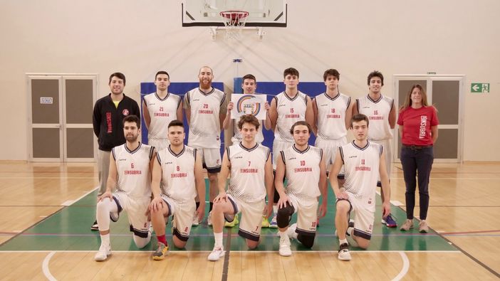 Due fotografie della squadra di basket maschile Due fotografie della squadra di basket maschile