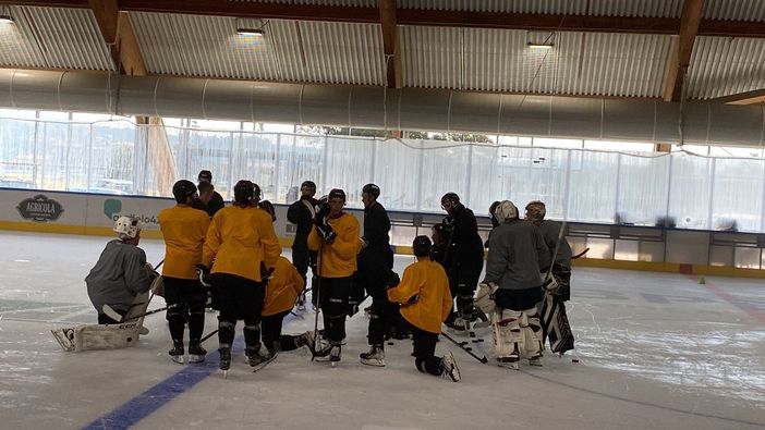I Mastini in pista questa mattina per il primo allenamento all'Acinque Ice Arena. Sotto in gallery "Lucone" accoglie la macchina del ghiaccio provvisoria fuori dall'impianto di via Albani