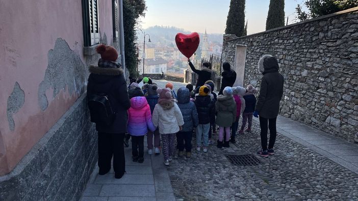 I bimbi dell'asilo Vasconi di Besozzo con le loro maestre in giro per il paese questa mattina