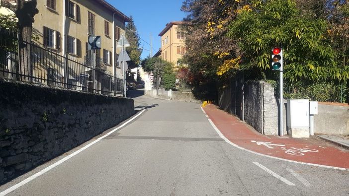 Il semaforo "intelligente" di via Mazzini (foto dalla pagina Facebook del Comune)