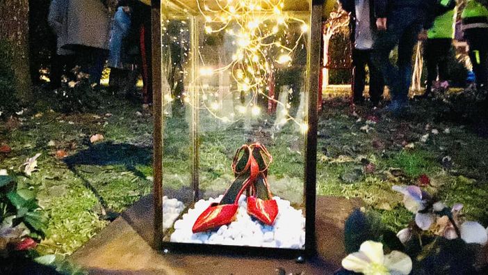 Le panchine rosse e la teca con le scarpe rosse inaugurate a Cadrezzate con Osmate