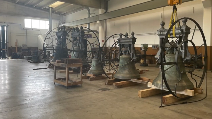 VIDEO. Le campane della chiesa di Carnago sono tornate al loro posto VIDEO. Le campane della chiesa di Carnago sono tornate al loro posto