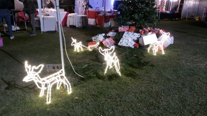 Le luci, i profumi e i colori del Natale invadono Casbeno e anche il viale di Villa Recalcati Le luci, i profumi e i colori del Natale invadono Casbeno e anche il viale di Villa Recalcati