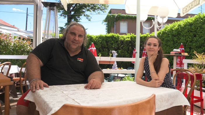 Ciro Marino nel dehor del suo ristorante in via Alberto da Giussano a Gallarate intervistato dalla nostra Elena Zoja per "Target"