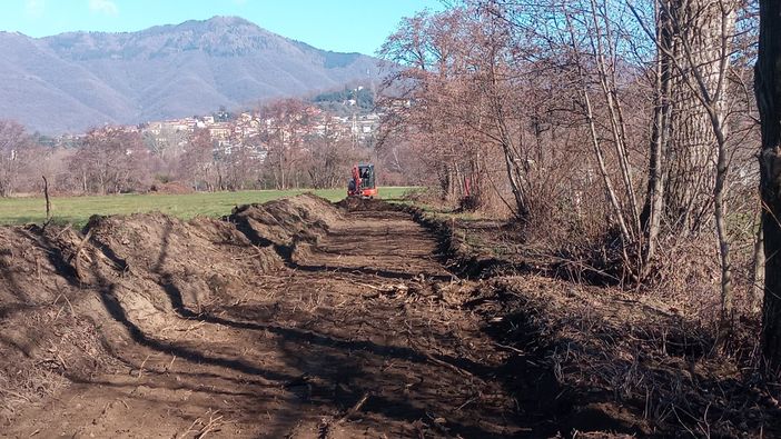 I lavori in corso a Cocquio per il nuovo tratto di pista ciclopedonale