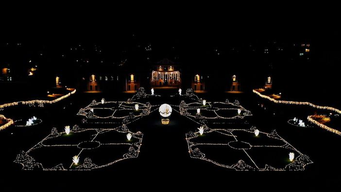 VIDEO E FOTO. Varese s'illumina come una stella: dai Giardini alle vie del centro, è il Natale della speranza