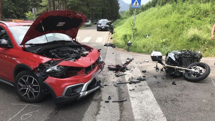 Scontro tra un'auto e una moto alla Bevera di Viggiù: un ferito grave Scontro tra un'auto e una moto alla Bevera di Viggiù: un ferito grave