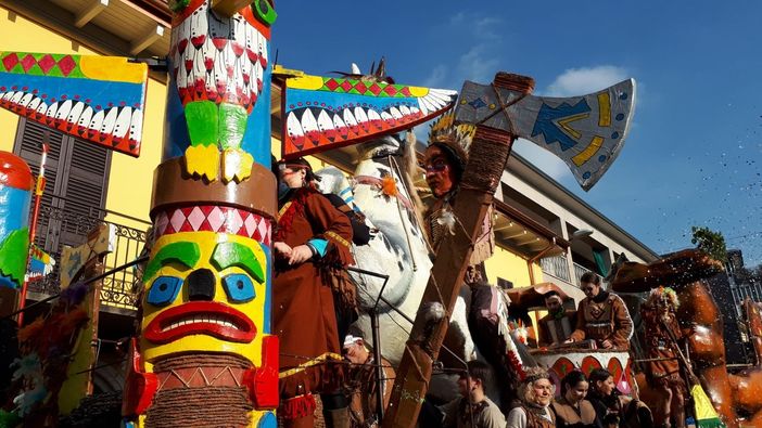 FOTO. Il Carnevale conquista Laveno: gruppi mascherati e carri allegorici per un sabato di allegria