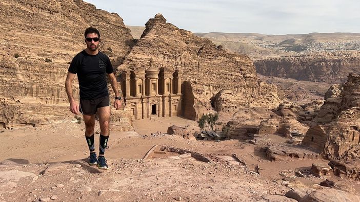 Fulvio Rinaldi a Petra. Nella gallery, alcune foto della sua corsa in Giordania e verso la vetta del Kilimanjaro