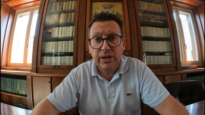 Il sindaco di Castronno Giuseppe Gabri nel video dedicato alla scuola Marconi