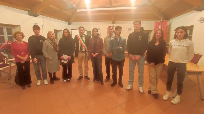 Encomi, borse di studio e battesimo civico: pomeriggio di cerimonie a Vedano Olona Encomi, borse di studio e battesimo civico: pomeriggio di cerimonie a Vedano Olona