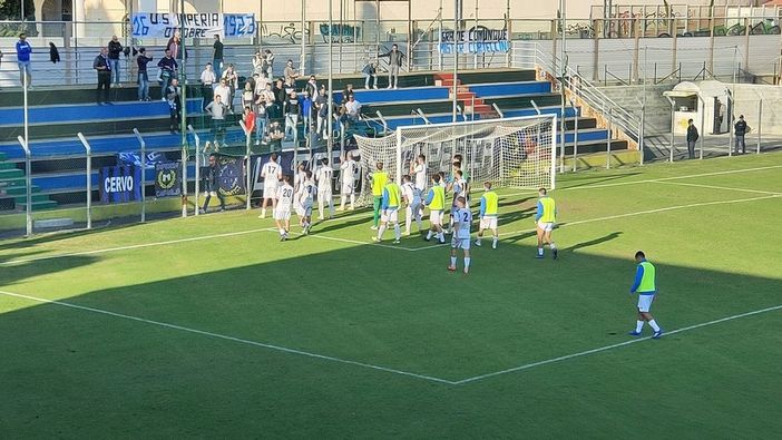 Giocatori dell'Imperia sotto la curva (foto da Imperianews.it) Giocatori dell'Imperia sotto la curva (foto da Imperianews.it)