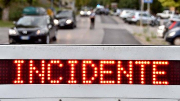 Scontro tra auto in via Gasparotto: soccorse due persone e lunghe code Scontro tra auto in via Gasparotto: soccorse due persone e lunghe code