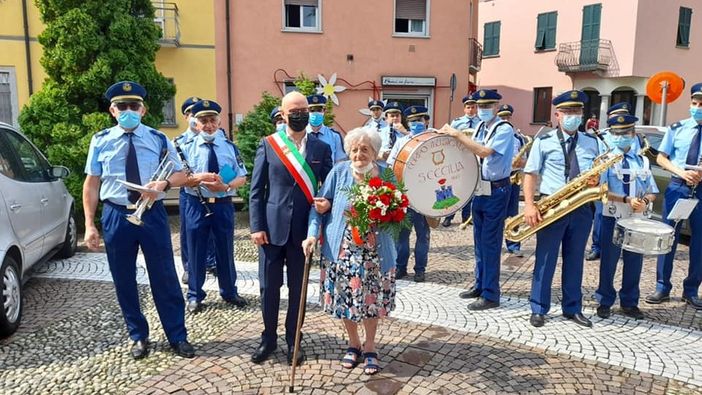 La signora Giovannina, con il sindaco e la banda in una foto tratta dalla pagina Facebook di Emilio Aliverti
