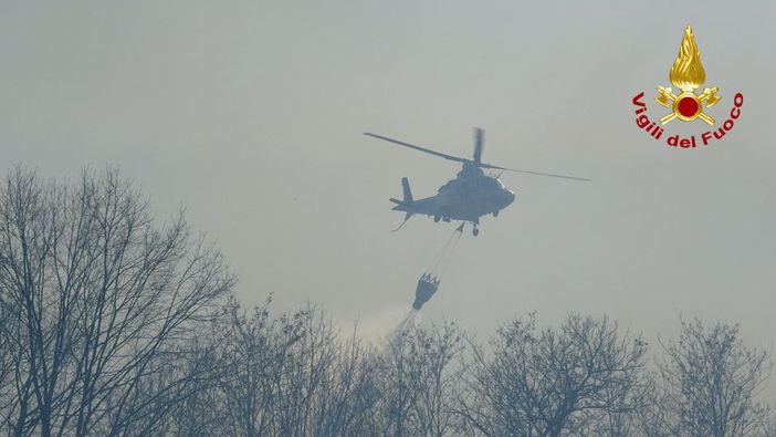 Vento forte su tutta la provincia: alberi caduti, tetti scoperchiati e incendi. Quaranta interventi dei vigili del fuoco, a Malnate Canadair in azione