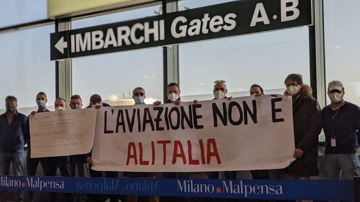 A Malpensa la protesta dei lavoratori del trasporto aereo: «L'aviazione non è solo Alitalia»