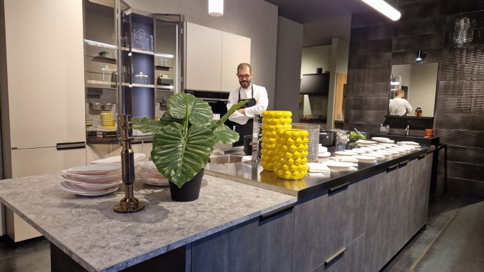 Lo chef Andrea Frizzarin in una delle bellissime e rinnovate cucine del Mobilificio Mornata di viale Borri a Varese